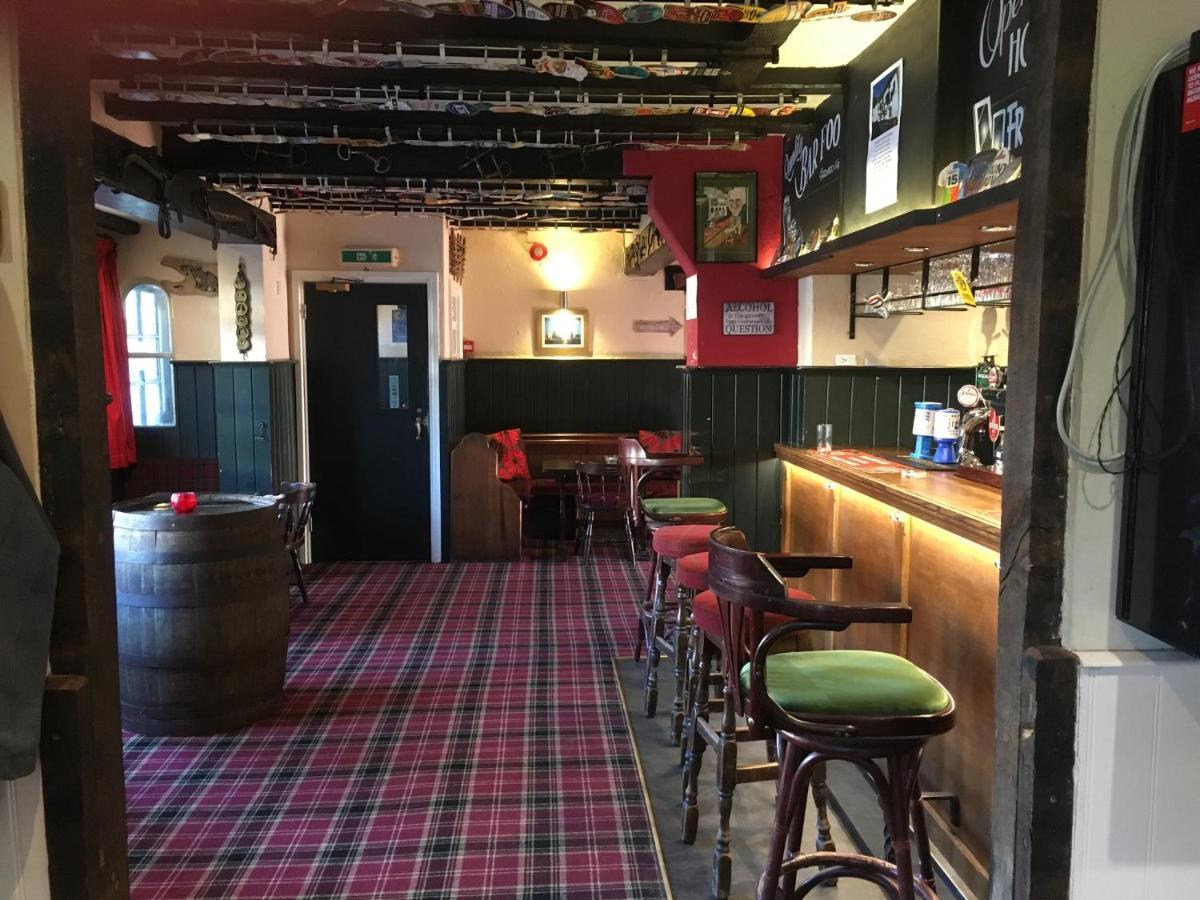 The White Hart Pub And Rooms Кранли Экстерьер фото