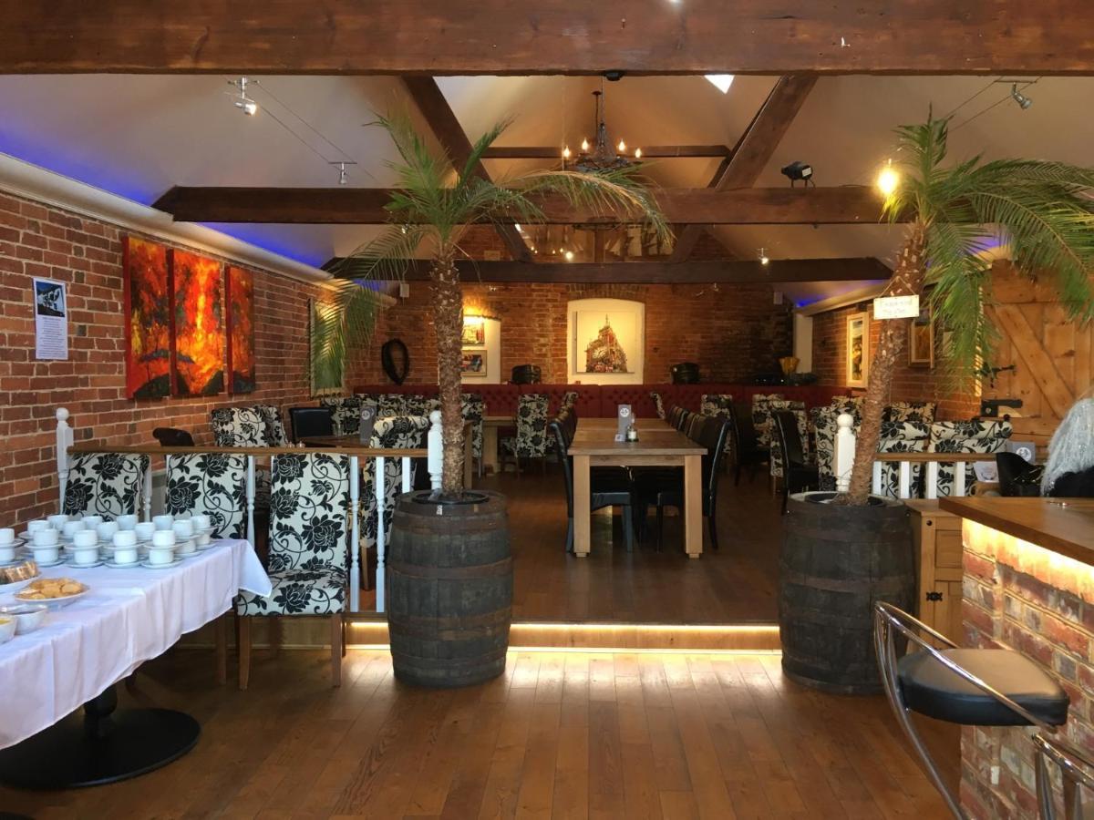 The White Hart Pub And Rooms Кранли Экстерьер фото